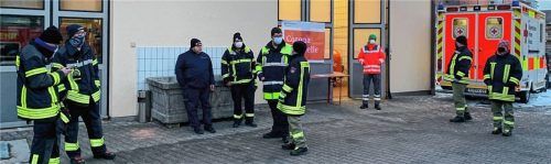 An der Hauptfeuerwache in Rosenheim wurden 26 Feuerwehrler vor der Abfahrt nach Kroatien getestet. Nach der Rückkehr folgt ein weiterer Test. Foto BRK Rosenheim