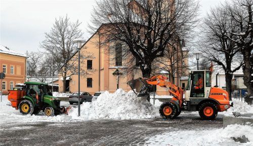 Auch vor der Kirche Heilige Dreifaltigkeit wird der Schnee zusammengeschoben und auf freie Flächen gebracht, damit sich nicht nach Tauwetter nachts Eisbahnen bilden. Foto Riediger