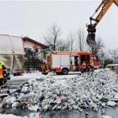Müllfahrzeug  gerät in Brand