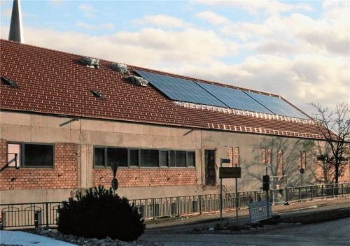 Auf dem Dach der Turnhalle an der Kolbermoorer Feuerwehr wurde 2020 eine großflächige Fotovoltaikanlage installiert. Fotos Riediger