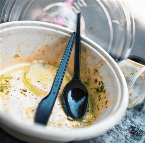 Aus für die Einwegverpackungen? Ab 2023 müssen Gastronomiebetriebe ihren Kunden eine Alternative anbieten. Foto dpa