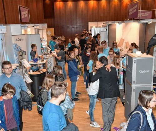 Ausbildungsmessen wie zum Beispiel die Jobfit in Rosenheim bieten eine Plattform, auf der Angebot und Nachfrage aufeinandertreffen. Arbeitgeber können sich präsentieren und Schüler sich über die Ausbildungsmöglichkeiten informieren. Fotos peter schlecker
