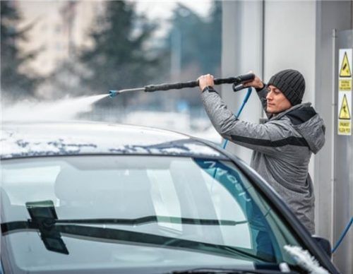 Autowaschen im Winter dient dem Werterhalt und auch der Sicherheit. kfz-gewerbe/iStock/zagi89