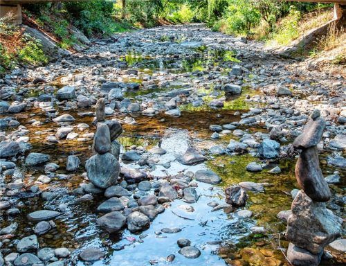 Bachkugeln, wie sie im Priental besonders zahlreich zu finden sind, dienten früher im Chiemgau oft als Baumaterial. Weil er ein entsprechendes Mauerwerk aus dem 18. Jahrhundert aus statischen Gründen einreißen musste, entzog das Landratsamt einem Rimstinger das Baurecht an einem Zuhäusl. Foto dpa