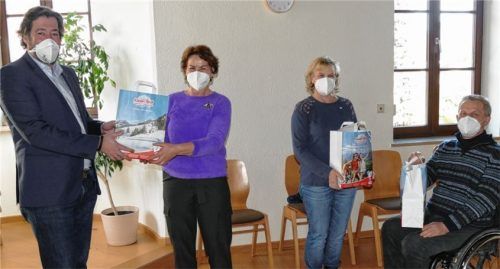 Bei der Übergabe: Oberaudorfs Bürgermeister Matthias Bernhardt (links) und Hajo Gruber aus Kiefesfelden mit den Vertreterinnen der Pflegedienste Johanna Eltz (Zweite von links) und Cecilie Lederer. Foto Hoffmann