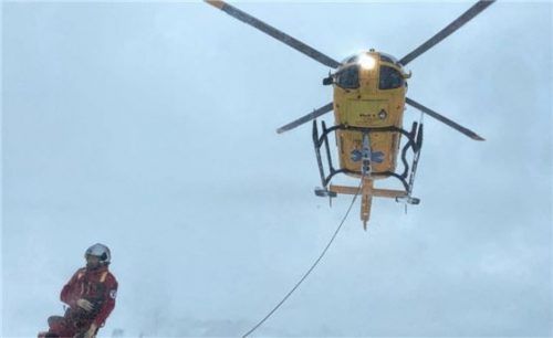 Bei Schneegestöber brachte ein Hubschrauber die verletzte Skitourengeherin nach Bergen. Foto Bergwacht Bergen
