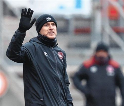 Beim Spiel gegen seinen Ex-Verein Hamburger SV Verantwortlicher an der Linie: Tobias Schweinsteiger, Co-Trainer beim 1. FC Nürnberg. Foto dpa