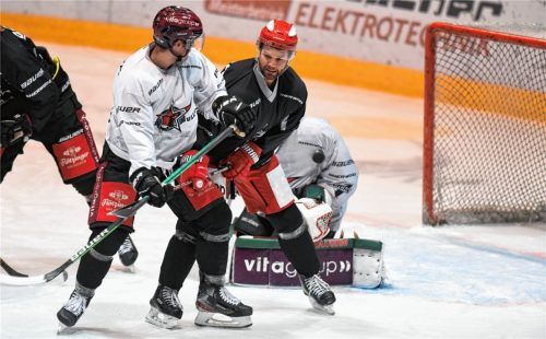 Beppo Frank mischte am Mittwochabend im Training der Starbulls schon wieder voll mit. Hier im Zweikampf mit Kyle Gibbons vor dem Tor. Foto  Ziegler