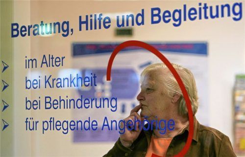 Beratung, Hilfe und Begleitung bekommen Pflegebedürftige und deren Angehörige bei einem Pflegestützpunkt. Eine solche Anlaufstelle soll es demnächst auch in Rosenheim geben. Foto dpa