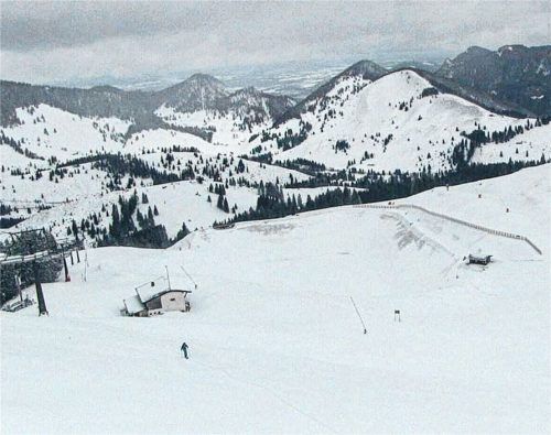 Beschneit und ungenutzt: Bei kalten Temperaturen wurden die Schneekanonen am Sudelfeld bereits mehrmals eingesetzt, um für eine mögliche Eröffnung gewappnet zu sein. Foto STadler