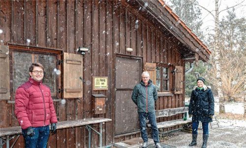 Bürgermeister Johannes Thusbaß (links), Architekt Johann Wagenstaller (Mitte) und Sarah Sigl, die die Trägerschaft des Waldkindergartens übernehmen würde, sind sich einig: Nicht nur das Grundstück, sondern auch das darauf stehende ehemalige Imkerhaus wären für die Zwecke eines Waldkindergartens geradezu ideal. Foto Thomae