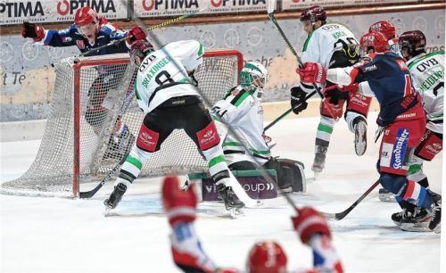 Da fiel das Momentum an Selb zurück: Torschütze Jan Hammerbauer (hinter dem Tor) bejubelt das 4:3 der Gastgeber, Tobias Draxinger kann nicht mehr eingreifen.Foto Wiedel