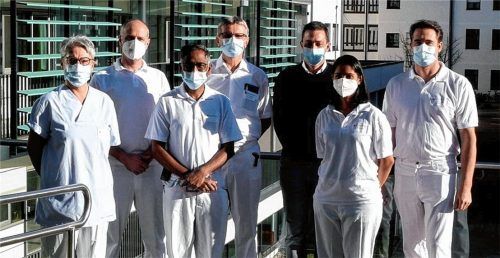 Das BZ heißt den neuen Chefarzt willkommen (von links): Leiterin der OP Sabine Kleinhans, Dr. Paulitsch, Dr. Dussa, Chefarzt der Anästhesie Dr. Peter Konsek, Geschäftsführer BZ Aschau Simon Leicht, orthopädische Chirurgin Dr. Areena Rouchelle D’Souza und Dr. Boszczyk.Foto Rehberg