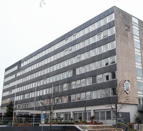 Das Hauptgebäude des Rosenheimer Landratsamtes soll um ein Stockwerk erweitert werden, wenn der Kreistag seine Meinung nicht ändert.Foto Hadersbeck