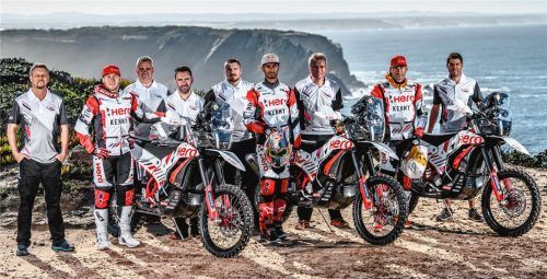 Das Hero MotoSports Team Rally mit Sitz in Stephanskirchen hat sich für die diesjährige „Dakar“ einiges vorgenommen. Auf dem Bild der Halfinger Teammanager Wolfgang Fischer (ganz links) und neben ihm der Deutsche Sebastian Bühler. Foto  Hero MotoSports Team Rally