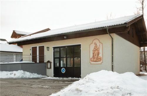 Das Hittenkirchener Feuerwehrhaus ist zu eng geworden, erhält nun einen Anbau und wird modernisiert.