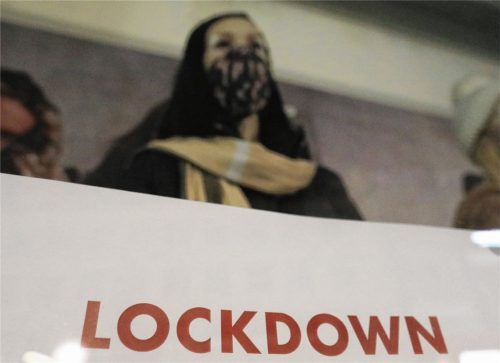 Das Schild mit dem Schriftzug „Lockdown“ im Schaufenster eines Kaufhauses. Doch wie wirksam sind die Maßnahmen? Darüber machen sich unsere Leser unterschiedliche Gedanken.Foto dpa
