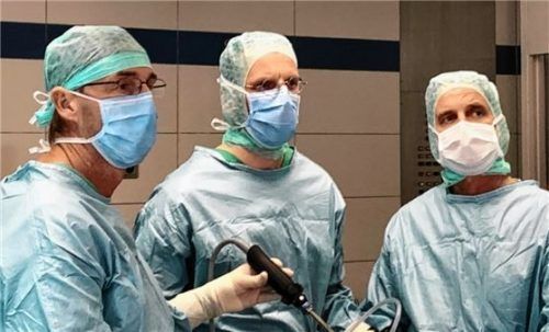 Das-Team des Romed-Hernienzentrums, bestehend aus (von links) Oberarzt Dr. Christian Flamm, Chefarzt Dr. Stefan Schopf und Oberarzt Tobias Prediger, im Einsatz.Foto Romed-Klinik