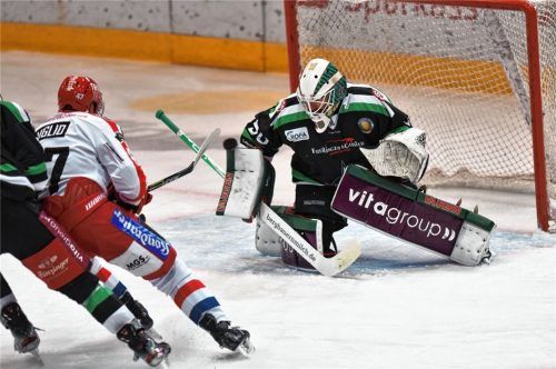 Den Liga-Topscorer Nick Miglio aus Selb stoppen, lautet die Aufgabe für Starbulls-Torhüter Andreas Mechel und seine Vorderleute.Foto Ziegler