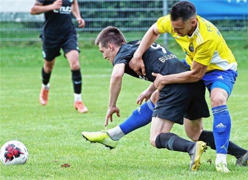 Der Ex-Töginger Birol Karatepe im Duell mit seinem künftigen Ampfinger Mannschaftskollegen Nadil Buljubasic.Foto Buchholz