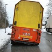 Sattelzug hängt in der Luft