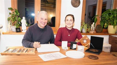 Der Marquartsteiner Bildhauer und Medailleur Christian Dögerl mit seiner Frau und Firmeninhaberin Franziska vor verschiedensten Utensilien vom Entwurf bis zur fertigen Medaille. Foto Weichold