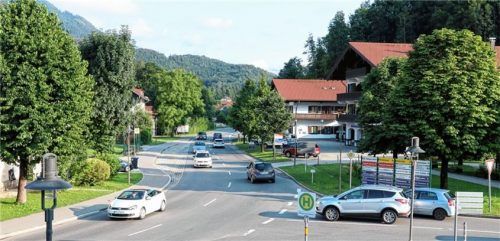 Die Bushaltestelle im Marquartsteiner Zentrum im Vordergrund soll barrierefrei werden und direkt an der B305 bleiben. Foto Archiv Peter