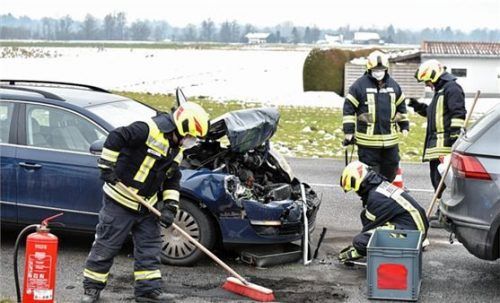 Die Front des Fahrzeugs ist nach dem Zusammenstoß völlig demoliert. Foto Barth