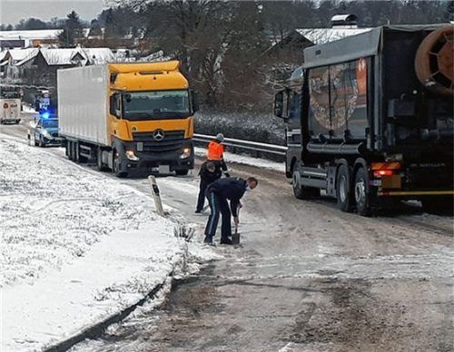 Die Hauptstraße nach Tuntenhausen war fast zwei Stunden blockiert, weil ein Lkw die ansteigende Straße einfach nicht hochkam.Foto Stache/