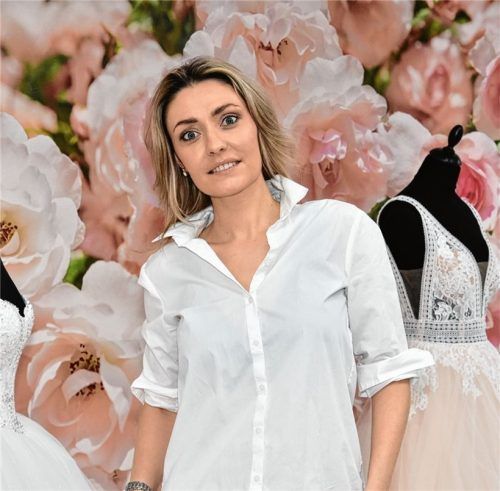 Die Inhaberin des Rosenheimer „Brautparadies“, Christine Thumbach, wehrt sich gerichtlich gegen die staatlich verordnete Schließung ihres Ladens. Foto Schlecker