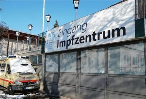 Das Impfzentrum ist auf der Loretowiese in Rosenheim, dort können sich die Kolbermoorer impfen lassen. Aber wie kommen ältere Herrschaften dort hin? Foto Bretz
