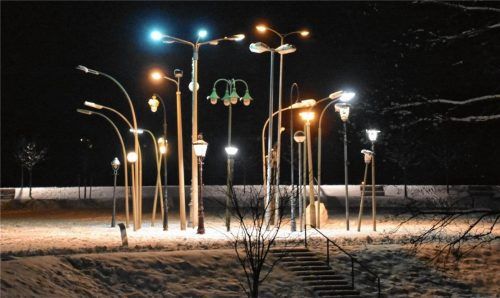Ein erster Schritt: Die Beleuchtung des LGS-Kunstobjekts „Leuchtenwald“ im Mangfallpark Nord wird um 22 Uhr abgeschaltet. Foto  Schlecker