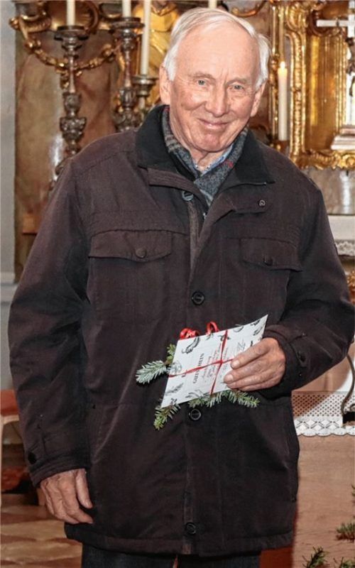 Ein Geschenk für verdiente 70 Jahre: Klaus Wachinger gehört seit 1950 dem Neubeurer Kirchenchor an. Foto RE