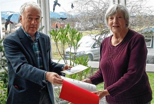 Eine Urkunde und eine Anstecknadel für die Ehrenvorsitzende: Albin Stieber, Vorsitzender der Naturfreunde Rosenheim, zeichnete Hannelore Werner aus. Foto re