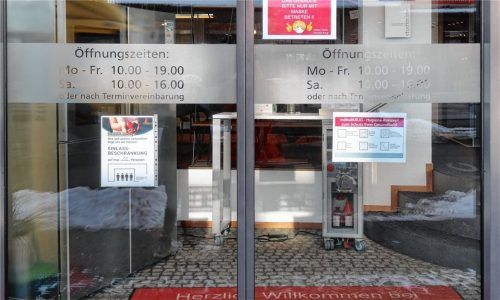 Für den Publikumsverkehr bleiben die Türen zu, aber telefonisch ist das Geschäft dennoch erreichbar: Auch Möbel Krug in Kolbermoor unterliegt den coronabedingt Zwangsschließungen. Foto Riediger