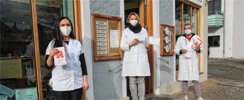 Gerüstet für die erhöhte Nachfrage nach FFP2-Masken. Die Mitarbeiter der Kur-Apotheke in Bad Aibling (von links): Anush Scholz, Sigrid Hetz und Tullio Torta. Foto Hadersbeck