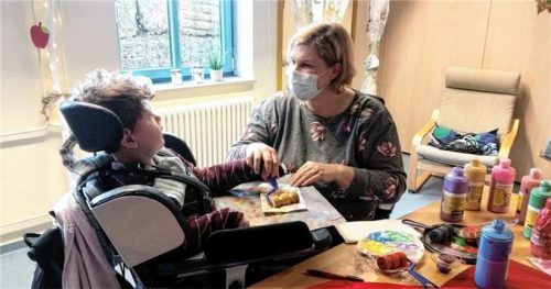 Greifen, malen, das Leben spüren: Fabian mit Heilerziehungspflegerin Monika Huber in der „kleinen Fördergruppe“ im Haus Christophorus. Foto cv