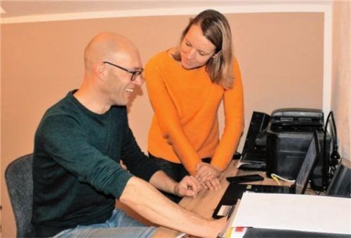 Große Freude über den Spendenstand: die Elote-Vorstandsmitglieder Romy Mahrla-Röös und Christian Röös. Foto Riediger