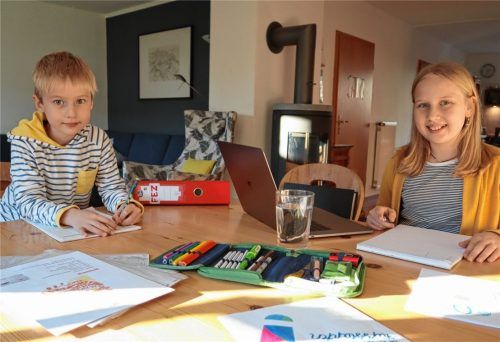 Haben auch in den Ferien alle Hände voll zu tun: Jakob und Johanna Zeitz arbeiten gemeinsam an ihrer Schülerzeitung. Foto  Seeberg