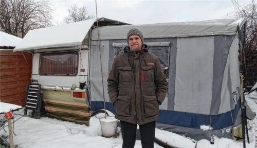 Hans Zeh in seinem „Winterquartier“ auf dem Campingplatz in Söchtenau. Hier hat er Ruhe vor elektromagnetischer Strahlung. Foto Meier