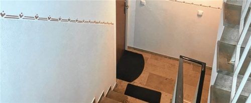 Im Haus Nummer 13 ist das Treppenhaus bereits fertig – samt Borte mit Herzchen und Strichen.