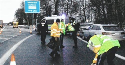In die Leitplanke krachte ein Schweizer direkt am Inntaldreieck gestern Nachmittag.