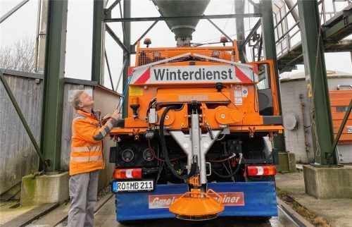 In diesem Winter setzt das Bauhof-Team um Johann Schmid (links) noch auf den Einsatz von traditionellem Streusalz aus dem Silolager der Straßenmeisterei des Landkreises Rosenheim auf dem Aschenwaldgelände.Foto  Neuwirth