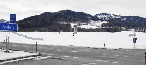 In direkter Nachbarschaft zur umgebauten Autobahn-Auf- und -Abfahrt sollen am Frasdorfer Anger eine Bäckerei und eine Markthalle entstehen. Die Meinungen in Frasdorf sind geteilt. Ein Bürgerbegehren läuft an. Foto Kirchner