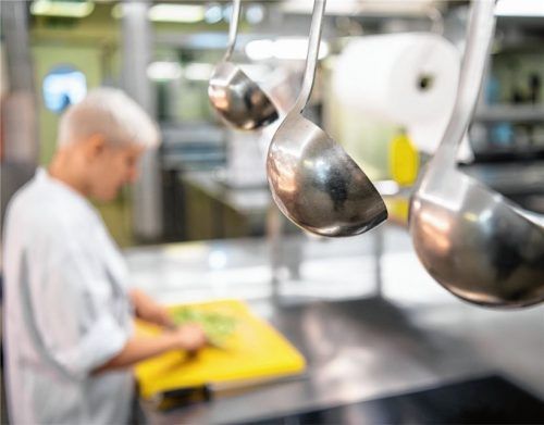 In einer Restaurantküche kann es in Stresssituation schon mal derber zugehen. Das bestätigten jetzt auch Zeugen bei einem Prozess in Rosenheim gegen zwei Köche eines Aschauer Sterne-Restaurants. Foto dpa