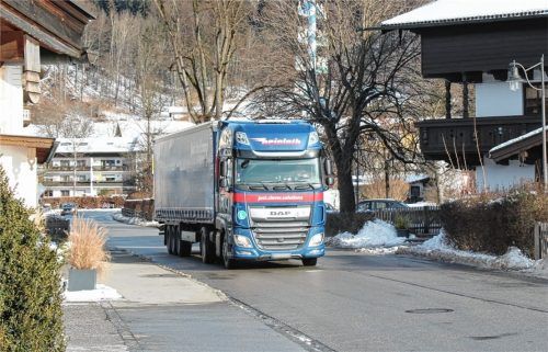 Ist die A93 Richtung Süden erst einmal dicht, dann nutzen viele Lkw-Fahrer zum Leidwesen der Anwohner die Ausweichroute über Nußdorf und Erl, um dem kilometerlangen Stau zu entkommen. Foto Steffenhagen