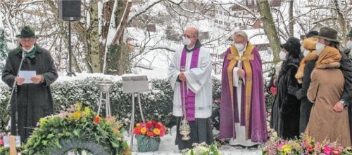 Jagdfreund Dr. Jörg Mangold (links) sprach zum Abschied am offenen Grab sehr persönliche Worte. Foto Hötzelsperger