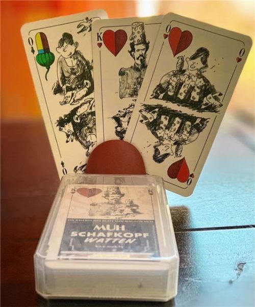 Kellnerinnen und Könige thronen auf den Spielkarten. Foto Janka