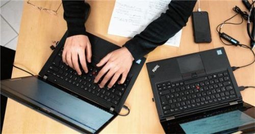 Lehrer benötigen im Zuge des Homeschoolings Notebooks und Computer. Foto dpa
