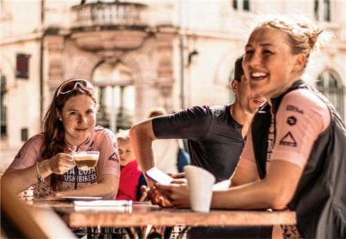 Lena Vogl (links) genießt zurzeit kleinere Radrunden, künftig auch gerne wieder mit einem Kaffee-Stopp.Foto Biel